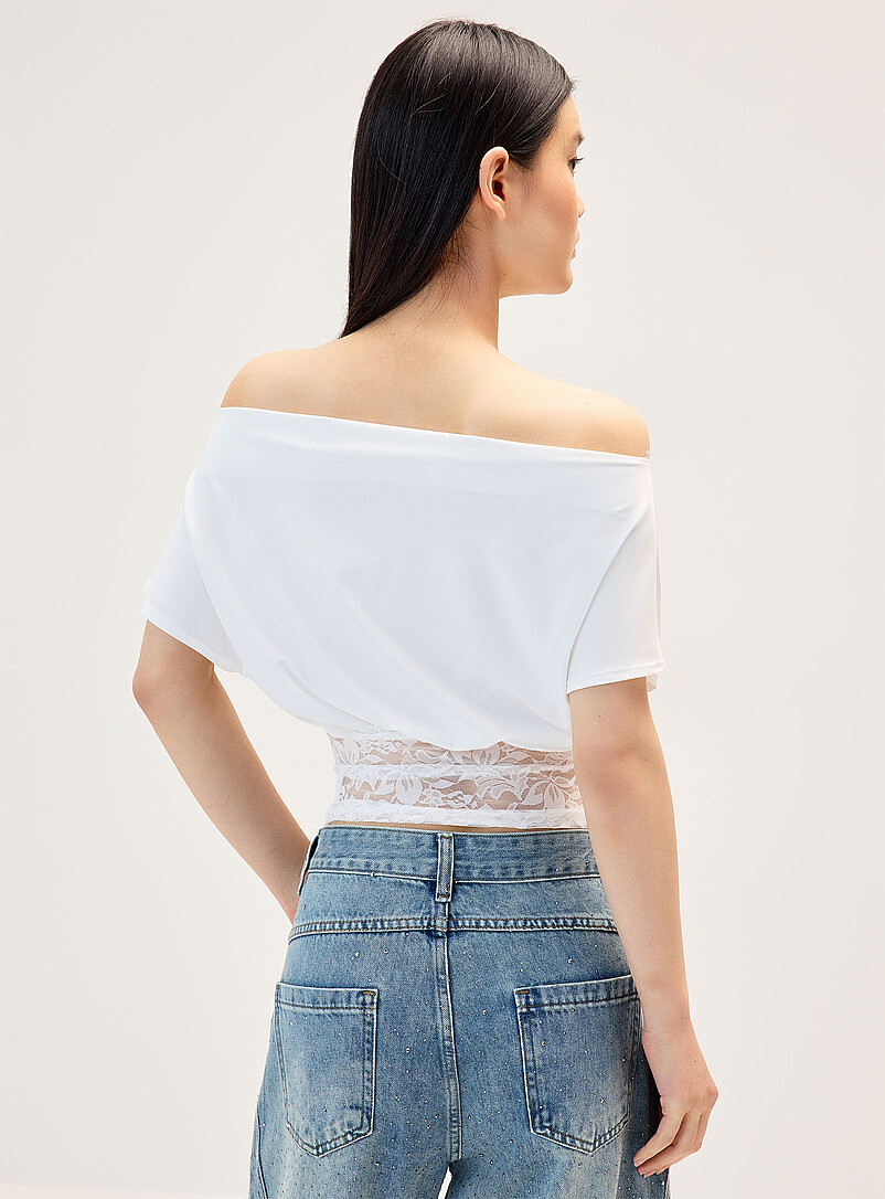 Twik: Le t-shirt col asym&eacute;trique bande dentelle Blanc cass&eacute; pour femme