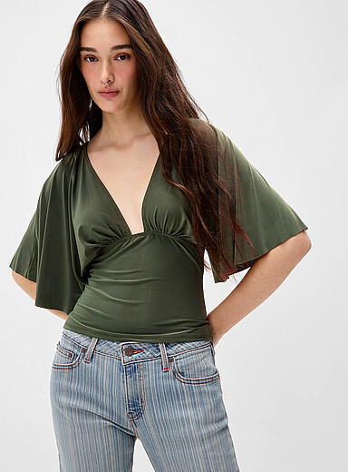Twik: Le t-shirt col V plongeant manches chauve-souris Vert fonc&eacute; - Mousse pour femme
