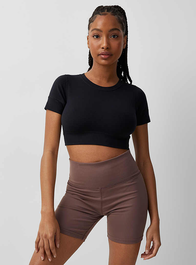 Twik: Le t-shirt court dos ouvert Noir pour femme