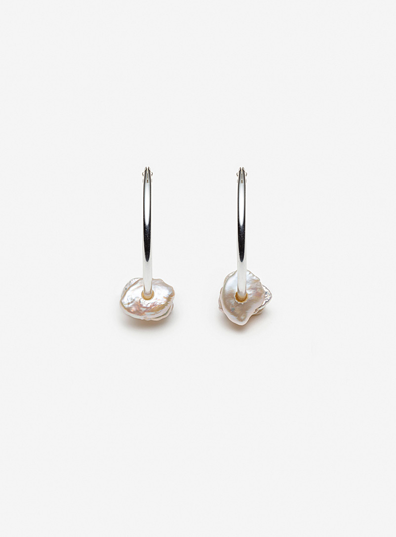 Pilar Agueci: Les boucles d'oreilles perles nacr&eacute;es Hera Argent