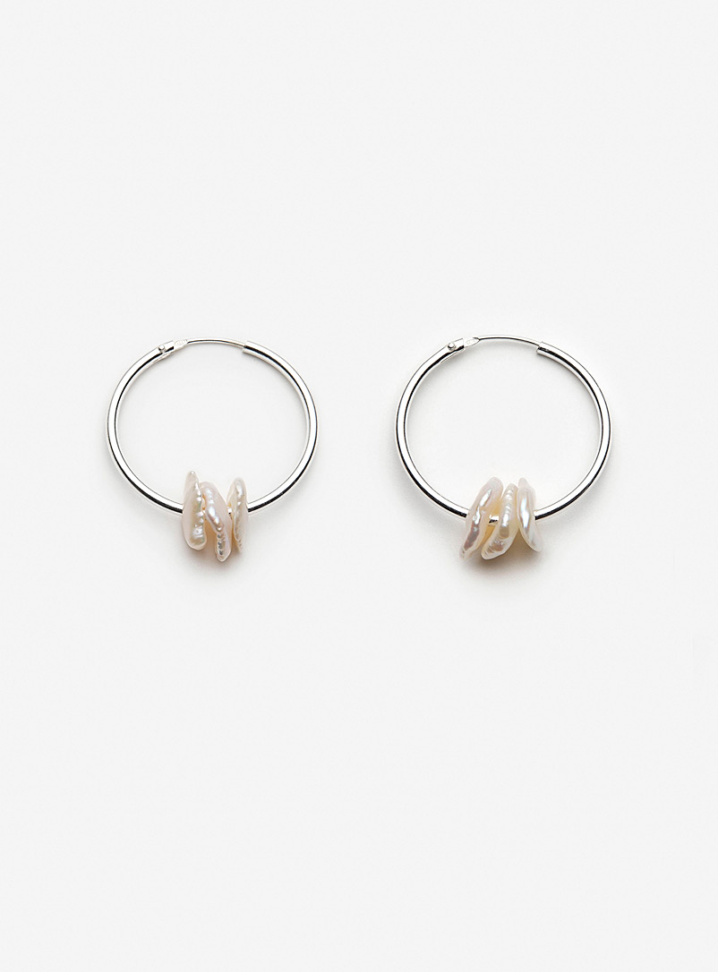 Pilar Agueci: Les boucles d'oreilles perles nacr&eacute;es Hera Argent