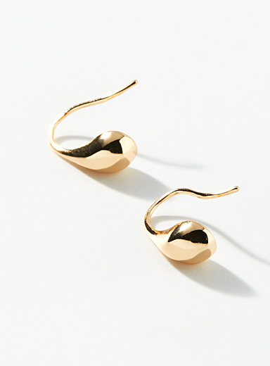 Les boucles d'oreilles gouttes m&eacute;talliques