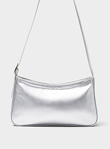 Smooth minimalist baguette bag