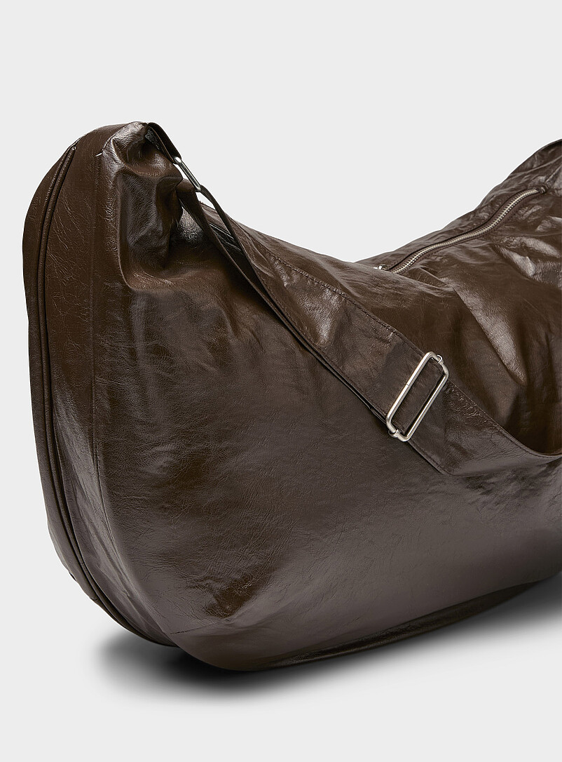 Le 31: Le sac demi-lune surdimensionn&eacute; effet cuir souple <b>Importation de S&eacute;oul</b> Brun pour homme