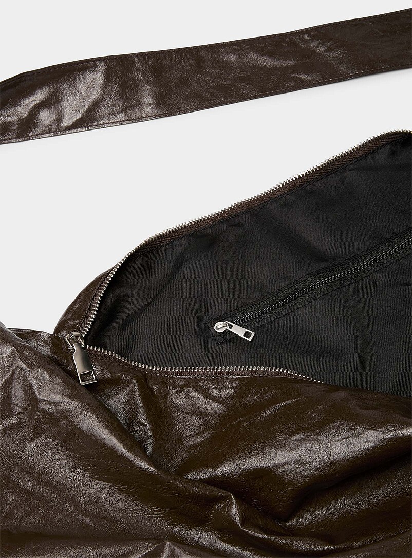 Le 31: Le sac demi-lune surdimensionn&eacute; effet cuir souple <b>Importation de S&eacute;oul</b> Brun pour homme