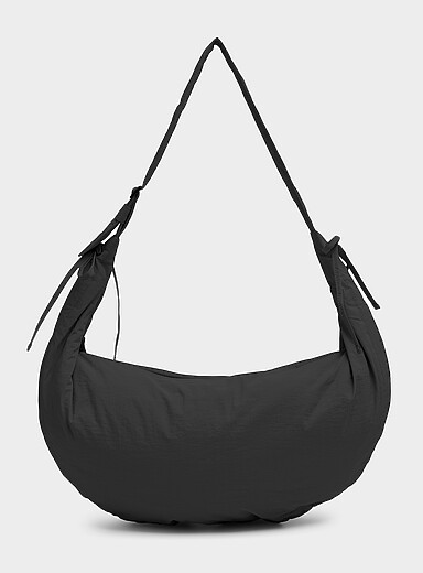 Le grand sac bandouli&egrave;re demi-lune toile craquante <b>Importation de S&eacute;oul</b>