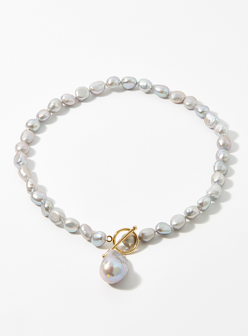 Shashi: Le collier perles baroques grisées Blanc pour femme