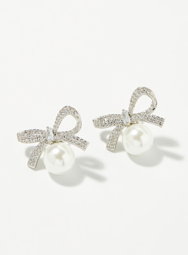 Les boucles d'oreilles boucles et perles