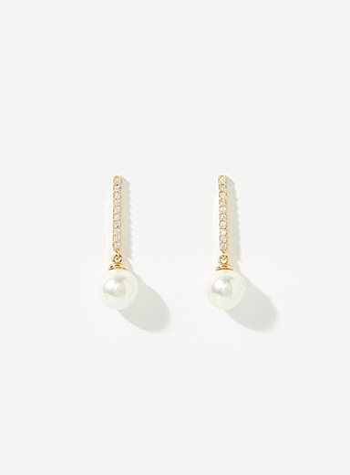 Les boucles d'oreilles tiges et perles