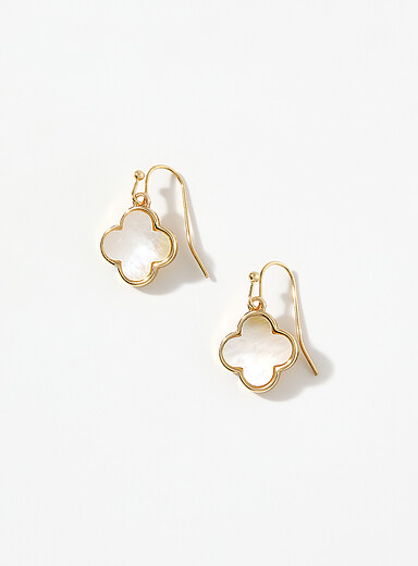 Les boucles d'oreilles tr&egrave;fles nacr&eacute;s