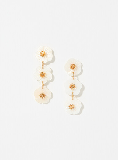 Les longues boucles d'oreilles fleurs blanches