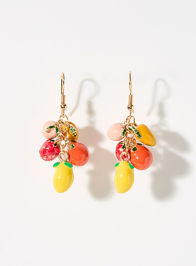 Les boucles d'oreilles grappes de fruits