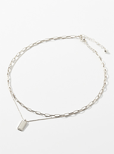 Le collier double rang pendentif rectangulaire