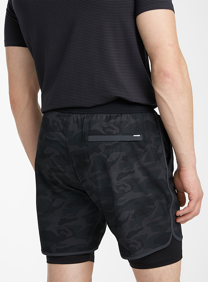 Vuori: Le short 2-en-1 camouflage Stockton Noir à motifs pour homme