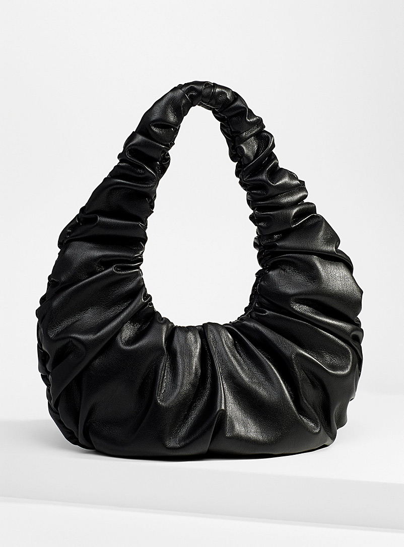 Nanushka: Le sac froncé Anja en cuir végane Noir pour femme