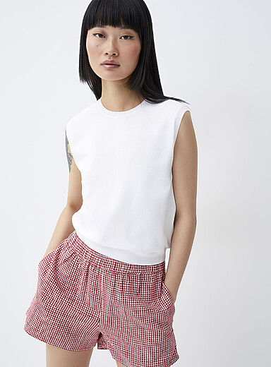 Solid fine knit sweater vest