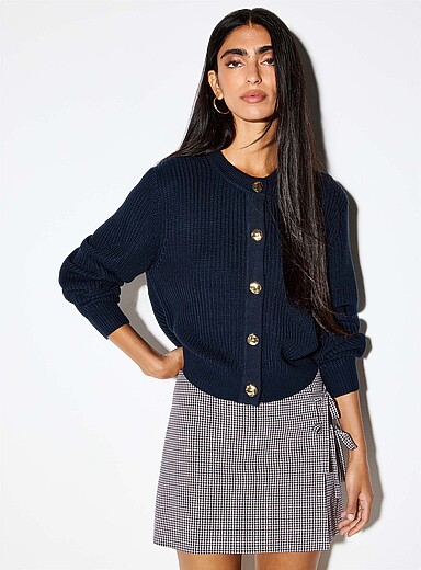 Le cardigan c&ocirc;tes perl&eacute;es boutons dor&eacute;s emboss&eacute;s