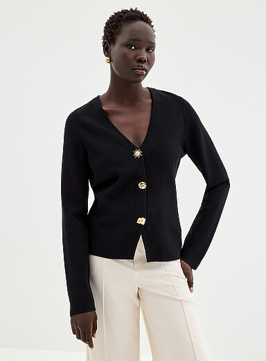 Le cardigan cintr&eacute; boutons dor&eacute;s &eacute;clectiques