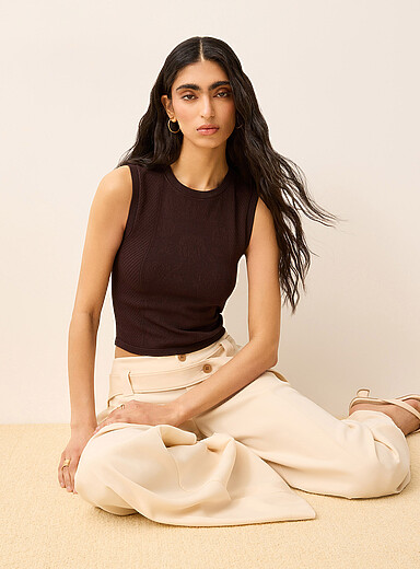 La camisole &eacute;court&eacute;e motif de rose