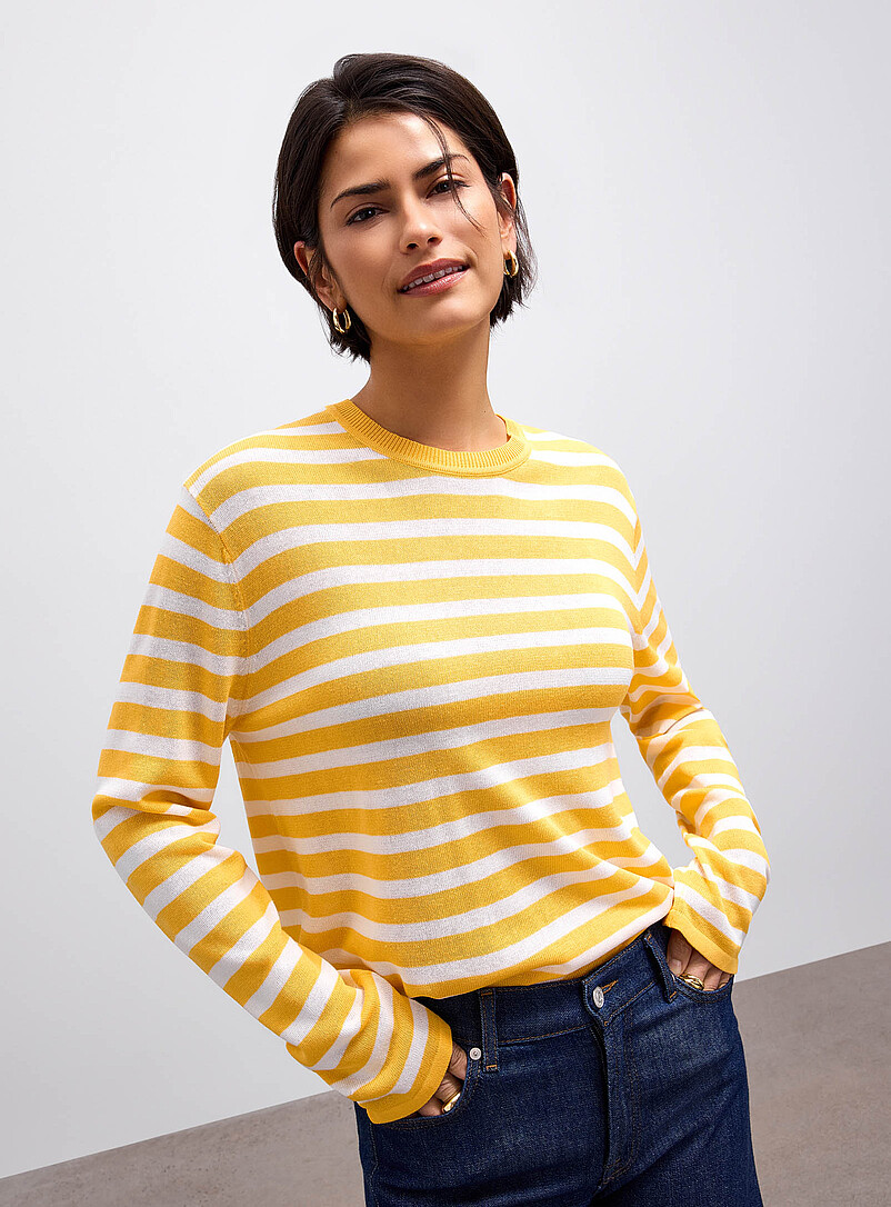Contemporaine: Le chandail d&eacute;contract&eacute; &agrave; rayures Jaune &agrave; motifs pour femme