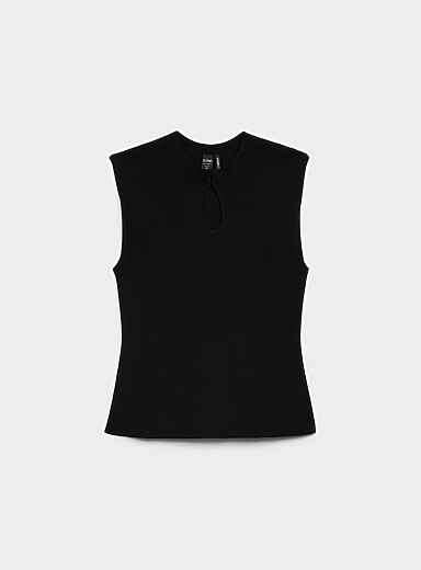 Thick-knit keyhole-opening cami