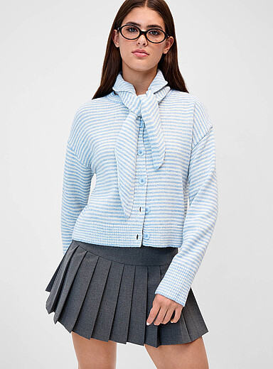 Le cardigan ray&eacute; foulard assorti