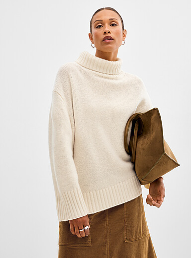 Contemporaine: Le chandail ample &agrave; col roul&eacute; pure laine m&eacute;rinos Blanc cass&eacute; pour femme
