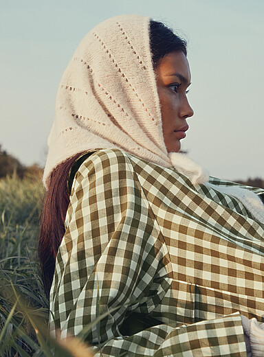 Openwork knit alpaca triangle scarf <b>Exclusive collection from Italy</b>