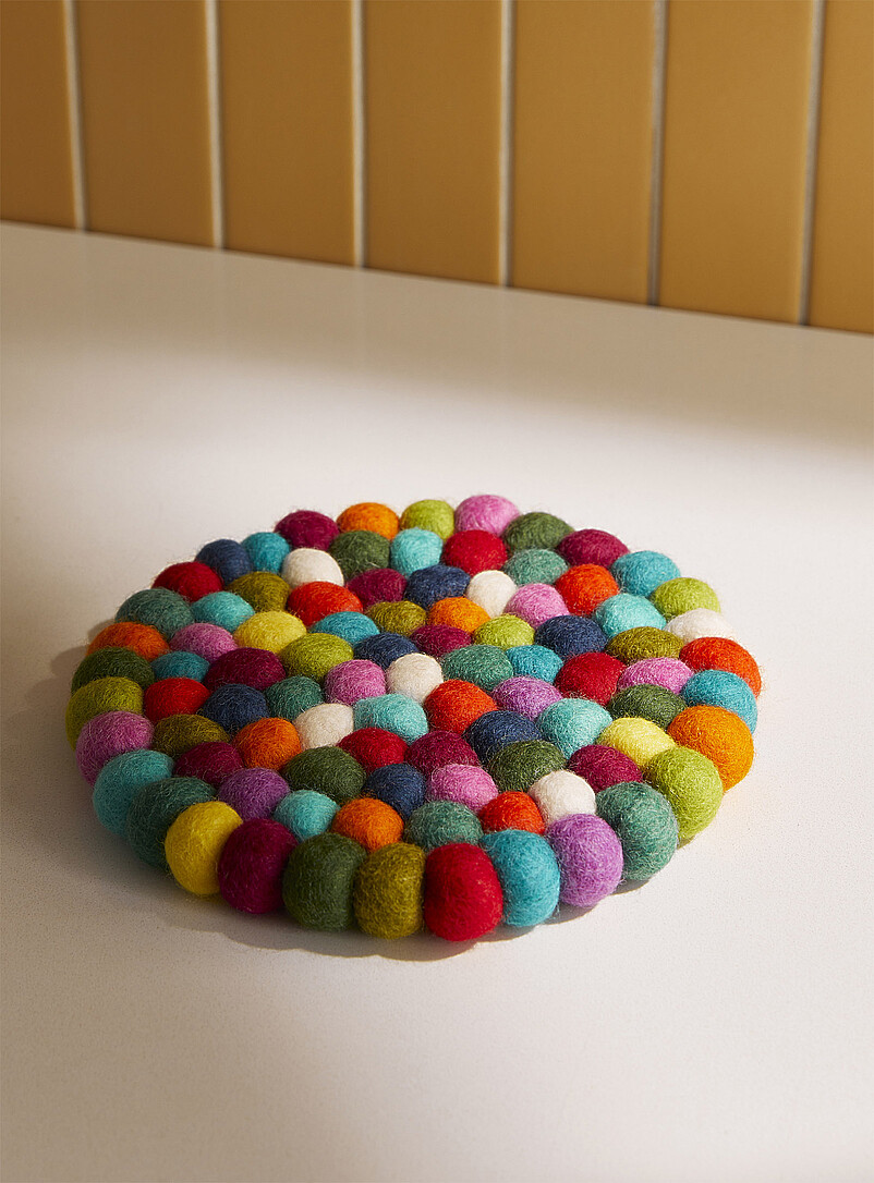 Simons Maison: Le sous-plat en laine boules color&eacute;es 20 x 20 cm Assorti