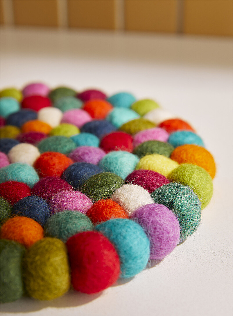 Simons Maison: Le sous-plat en laine boules color&eacute;es 20 x 20 cm Assorti