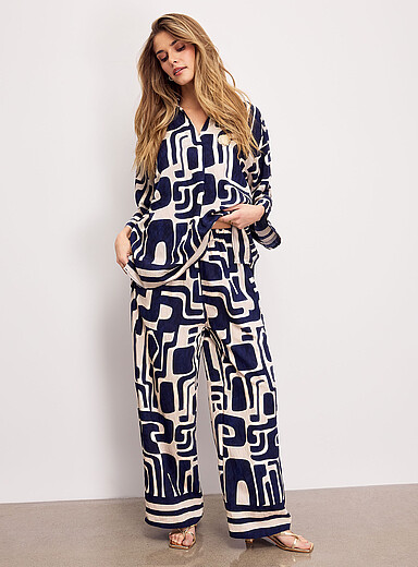 Le pantalon large motif g&eacute;o