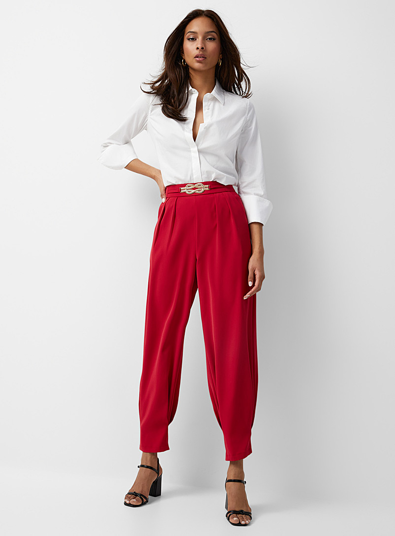 Icône Red Golden buckle pleated jogger pant for women