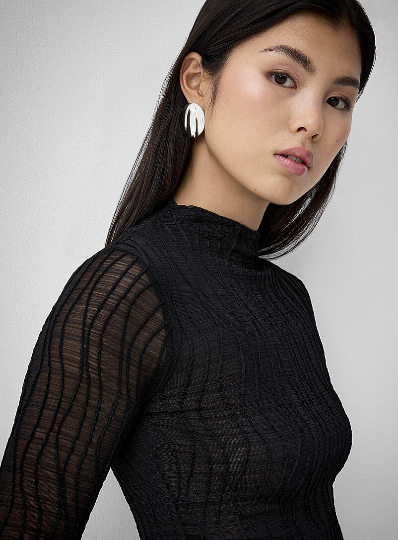 Ic&ocirc;ne: Le t-shirt ajust&eacute; vagues textur&eacute;es col montant Noir pour femme