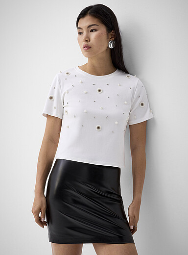 Le t-shirt carr&eacute; perles et &oelig;illets