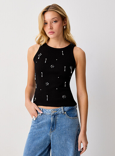 La camisole fleurs de paillettes et de cristaux