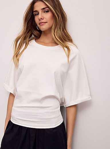 Cape-style back elbow-sleeve T-shirt