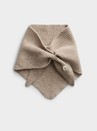 Le foulard triangulaire tricot c&ocirc;tel&eacute;