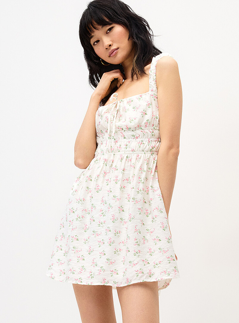 Twik: La robe smock&eacute;e fleurs roses Noir &agrave; motifs pour femme