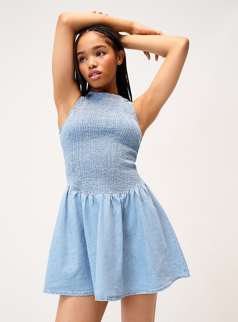 Twik: La minirobe denim buste smock&eacute; Lav&eacute; fonc&eacute; pour femme