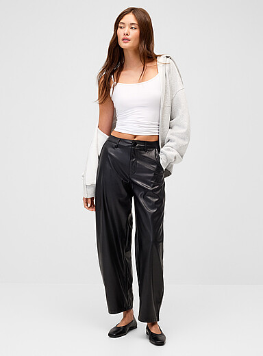 Twik: Le pantalon faux cuir souple <b>Coupe : jambe ballon, taille haute</b> Noir pour femme