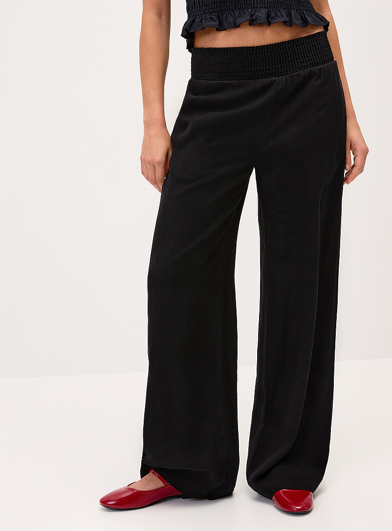 Twik: Le pantalon large taille smock&eacute;e Bleu p&acirc;le pour femme
