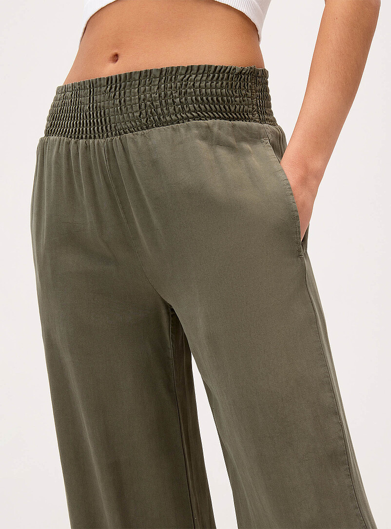 Twik: Le pantalon large taille smock&eacute;e Bleu p&acirc;le pour femme