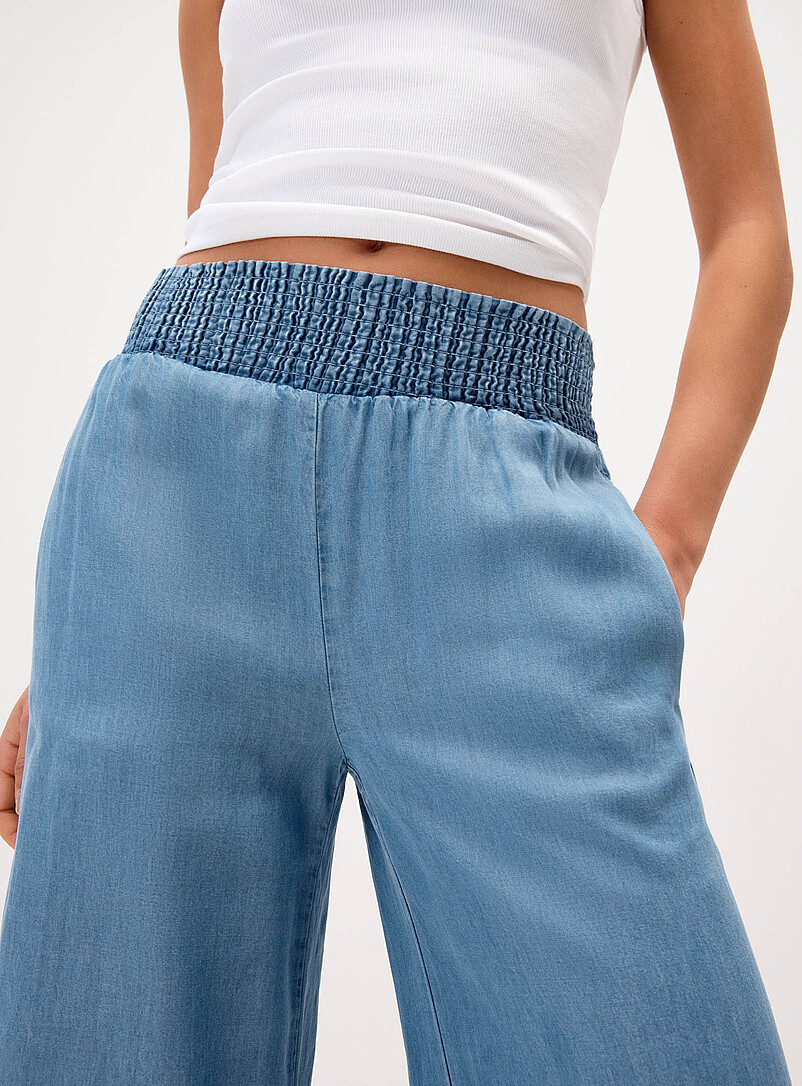 Twik: Le pantalon large taille smock&eacute;e Bleu p&acirc;le pour femme