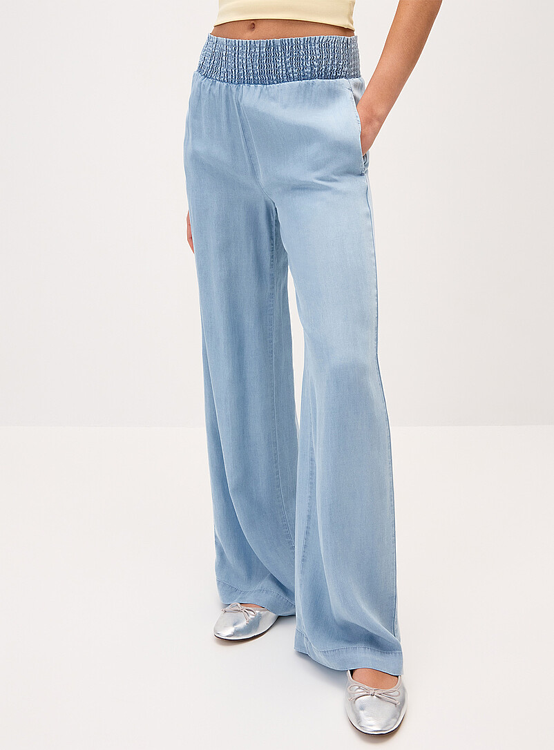 Twik: Le pantalon large taille smock&eacute;e Bleu p&acirc;le pour femme