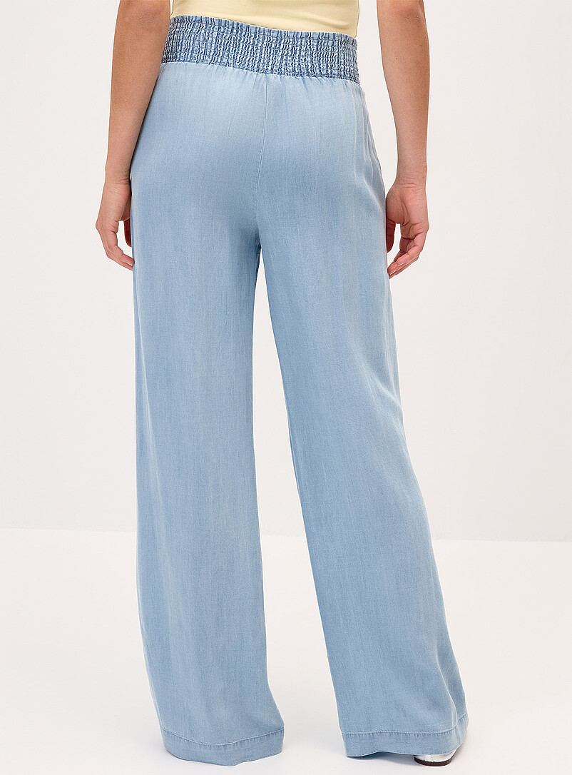 Twik: Le pantalon large taille smock&eacute;e Bleu p&acirc;le pour femme
