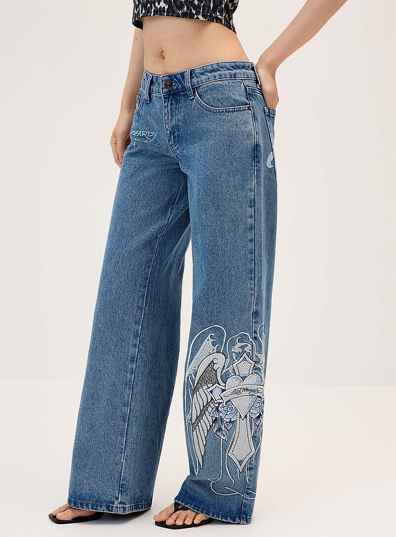 Ed Hardy: Le jean large broderie c&oelig;ur ail&eacute; Bleu moyen - Ardoise pour femme