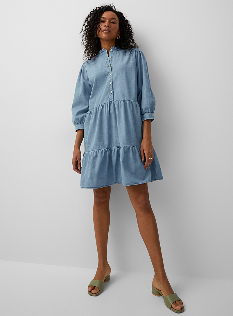 Contemporaine: La robe étagée denim léger Bleu pâle-bleu poudre pour femme