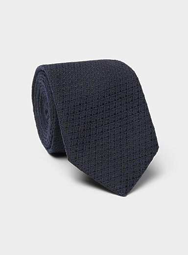 Diamond pattern textured tie