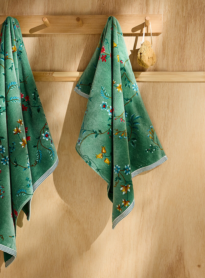Green floral pure cotton hand towel product image (primary)