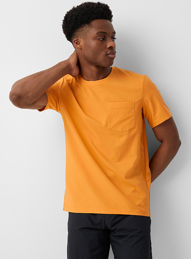 HOUDINI: Le t-shirt toile extensible légère Cover Jaune or pour 